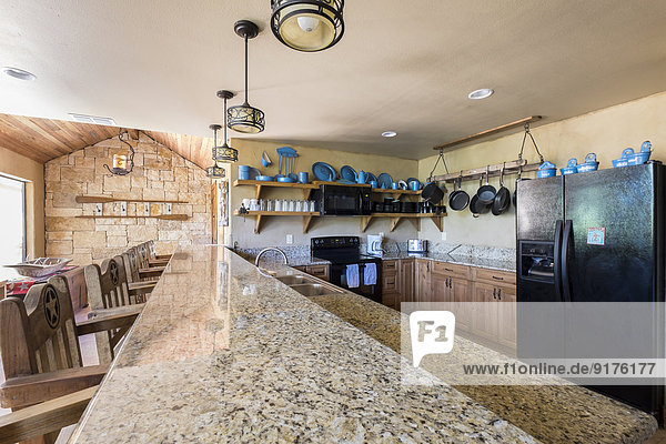 USA  Texas  Geräumige Ranch Home Kitchen Interior mit großer Granit-Arbeitsplatte