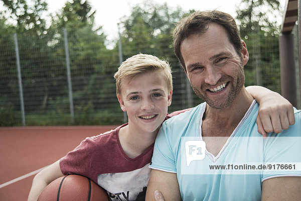 Deutschland  Mannheim  Vater und Sohn spielen Basketball