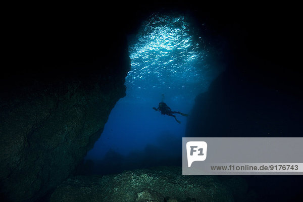 Portugal  Azoren  Santa Maria  Atlantik  Höhle und Taucher