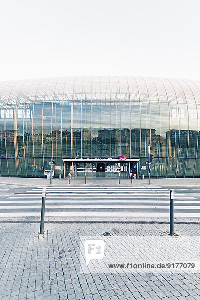 Frankreich  Elsass  Straßburg  neue Glasfassade zum Schutz der alten Fassade des Hauptbahnhofs