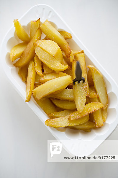 Hausgemachte Pommes frites in Plastikschale