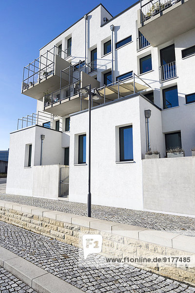 Deutschland  Hessen  Frankfurt Riedberg  Blick auf modernes Mehrfamilienhaus mit Balkon  Teilansicht