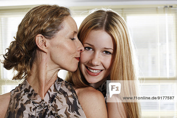 Porträt der glücklichen Mutter und Tochter
