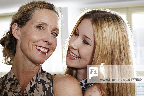 Porträt der glücklichen Mutter und Tochter