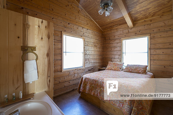 USA  Texas  Schlafzimmer mit Badezimmer-Eitelkeit im Blockhaus