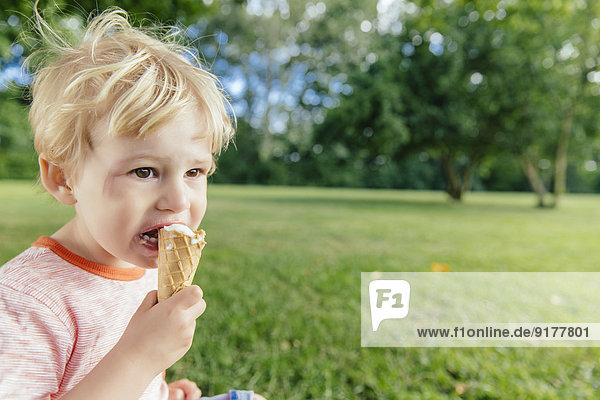 Deutschland  Nordrhein-Westfalen  Bonn  blondes männliches Kleinkind beim Eis essen