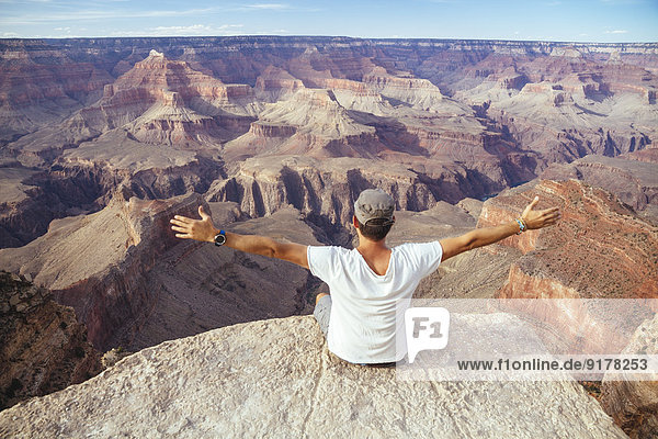 USA  Arizona  Mann genießt die Aussicht auf den Grand Canyon  Rückansicht