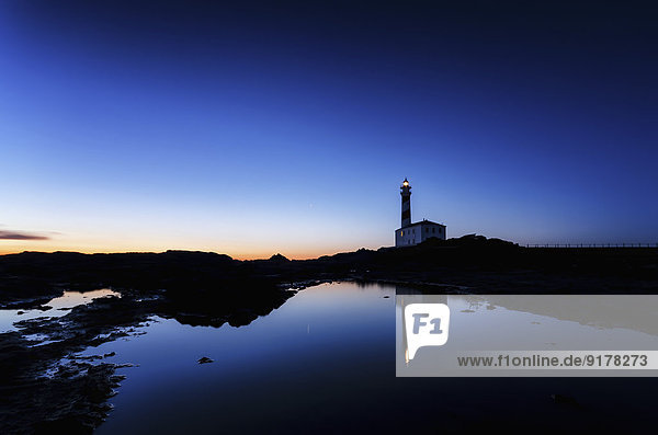 Spanien  Balearen  Menorca  Cap de Cavalleria  Leuchtturm bei Sonnenaufgang