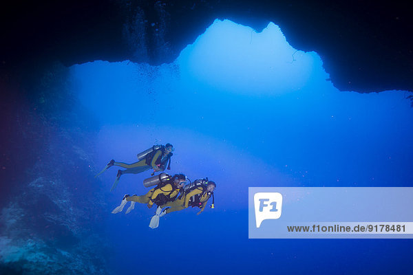 Palau  Pazifischer Ozean  zwei Taucher in Unterwasser-Höhle