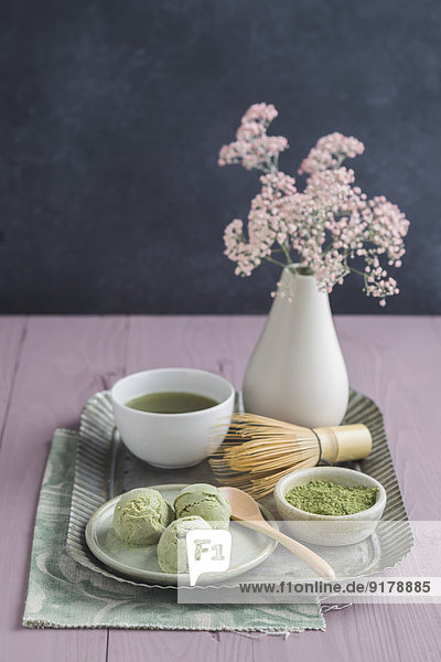 Grüntee-Eis  Matcha-Tee  Chasen-Tee-Schneebesen und Blume
