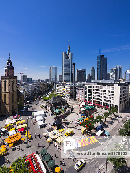 Deutschland  Hessen  Frankfurt  Blick auf Finanzviertel mit Commerzbank-Turm  Europäische Zentralbank  Helaba  Taunusturm  Hauptwache und Katharinenkirche
