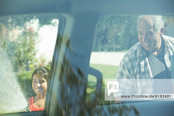 Großvater und Enkelin außerhalb des Autos