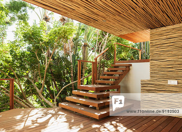 Holztreppe und Deck