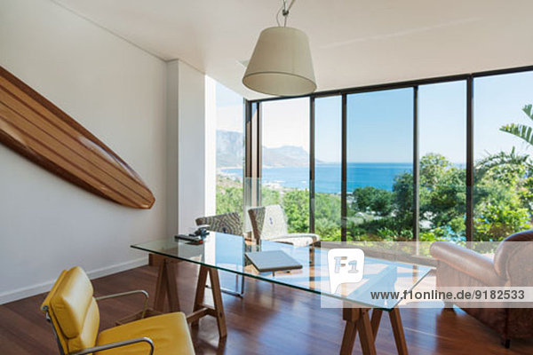 Modernes Home Office mit Meerblick