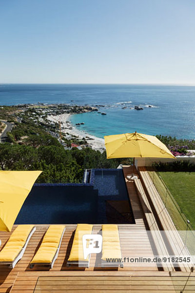 Blick auf den Ozean jenseits des luxuriösen Swimmingpools und der Terrasse