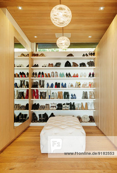 Moderner begehbarer Kleiderschrank mit Schuhen im Regal