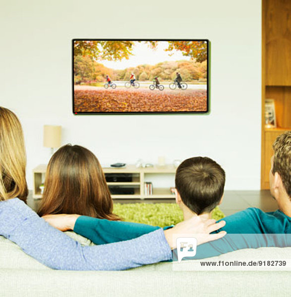 Familie beim Fernsehen im Wohnzimmer
