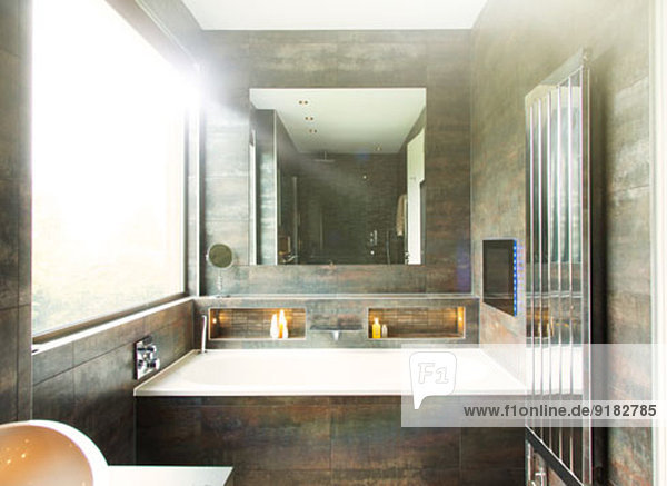 Badewanne und Spiegel im modernen Bad