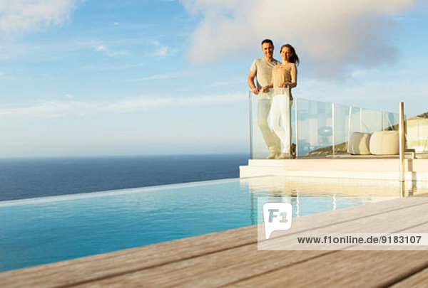 Paar auf modernem Balkon mit Meerblick