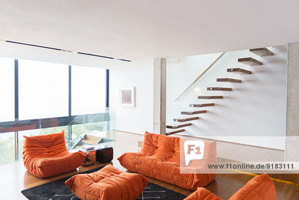 Sofas und Treppenhaus im modernen Wohnzimmer