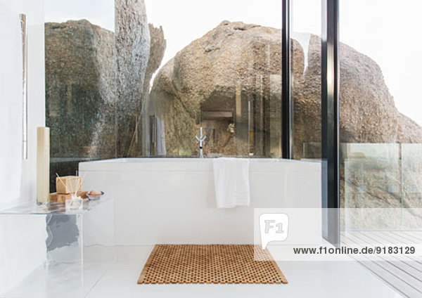 Badewanne und Glaswände im modernen Bad