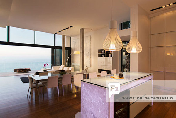Moderne Küche und Wohnbereich mit Blick aufs Meer