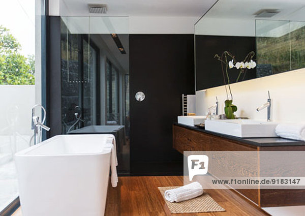Badewanne und Waschbecken im modernen Bad