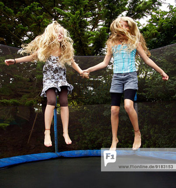 Mädchen beim Springen auf dem Trampolin im Freien