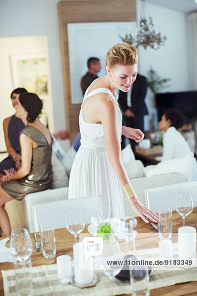 Frauen decken den Tisch bei der Dinnerparty