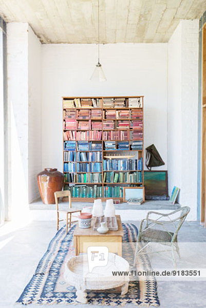 Bücherregale und Couchtisch im rustikalen Haus