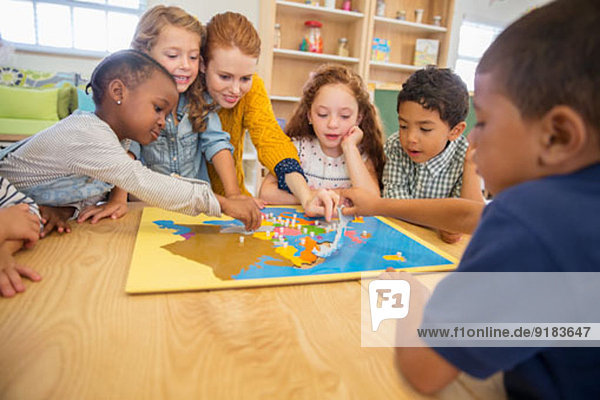 Kinder und Lehrer spielen in der Klasse
