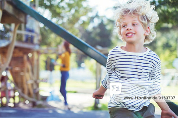 Junge spielt auf dem Spielplatz Junge spielt auf dem Spielplatz