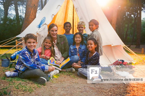 Schüler und Lehrer lächeln auf dem Campingplatz