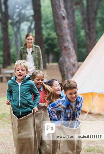 Kinder beim Sackhüpfen auf dem Campingplatz