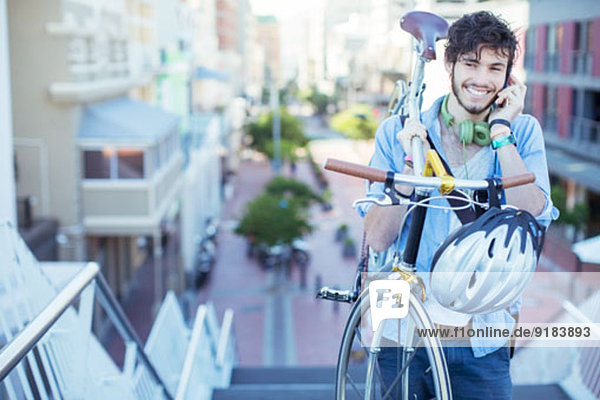 Mann mit Fahrrad auf Stadttreppe