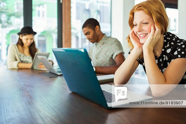 Personen  die im Büro an Laptops arbeiten