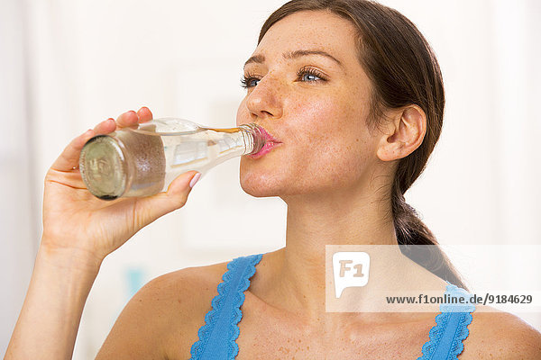 Wasser Europäer Frau trinken