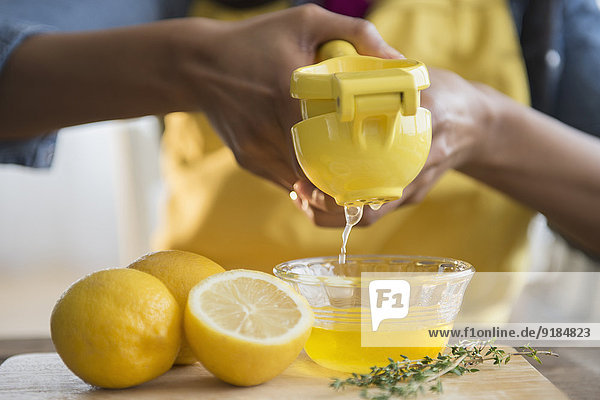 Frau mischen drücken Zitrone Mixed