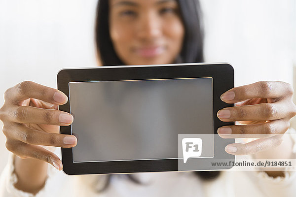 Frau halten mischen Tablet PC Mixed