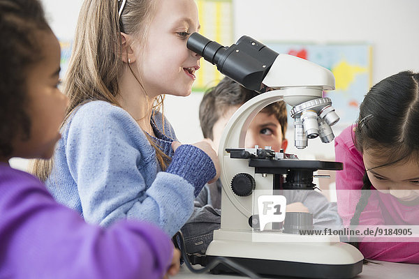 benutzen Klassenzimmer Student Mikroskop