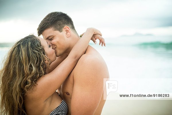 Junges Paar beim Küssen  Ipanema Beach  Rio de Janeiro  Brasilien