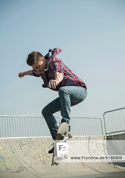 Junger Mann beim Skateboarden