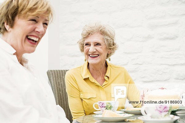 Seniorin und Tochter beim Teetrinken