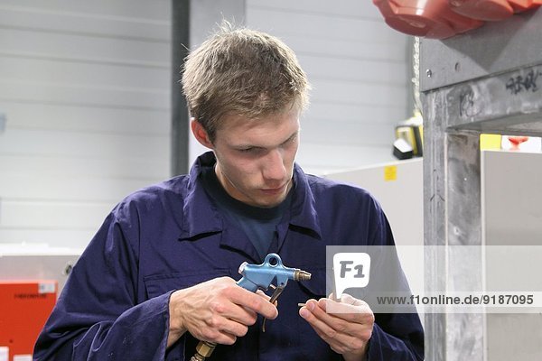 Männlicher Ingenieur bei der Reparatur von Geräten in der Fabrik