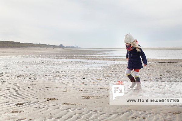 Dreijähriges Mädchen spielt Fußball am Strand  Bloemendaal aan Zee  Niederlande
