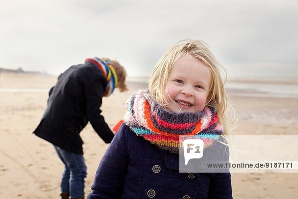 Portrait von dreijährigem Mädchen und Bruder am Strand  Bloemendaal aan Zee  Niederlande