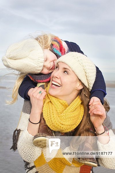 Mittlere erwachsene Frau mit Tochter auf Schultern am Strand  Bloemendaal aan Zee  Niederlande