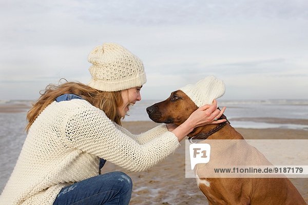 Porträt einer erwachsenen Frau und eines Hundes am Strand  Bloemendaal aan Zee  Niederlande