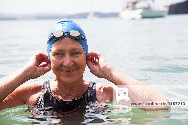 Porträt einer älteren Schwimmerin im Meer