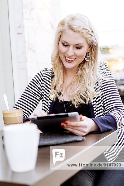 junge Frau junge Frauen benutzen Cafe Tablet PC
